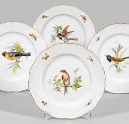 Шесть тарелок для ужина с птичьим украшением.