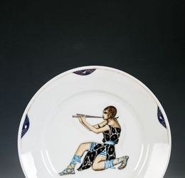 Фарфоровая тарелка с рисунками костюмов из балета "Нарцисс"