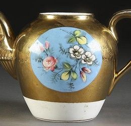Фарфоровый чайник Кузнецова ручной работы с росписью и позолотой, середина 19 века