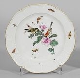 Декоративная тарелка с изображениями птицы и насекомых