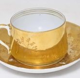 Чашка с блюдцем "Цветы на золотом фоне" - русский фарфор XIX-XX века.