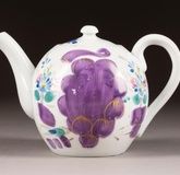 Фарфоровый чайник с росписью цветами от Фарфорового завода Кузнецова