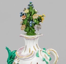 Маленькая цветочная ваза в качестве украшения на столе