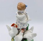 Фарфоровая русская фигурка молодой девочки, кормящей кур. Дулево - 1959 год.