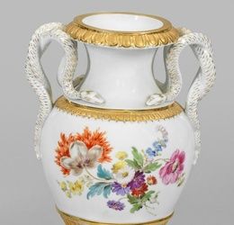 Фарфоровая ваза с ручками змей, украшенная цветочным декором