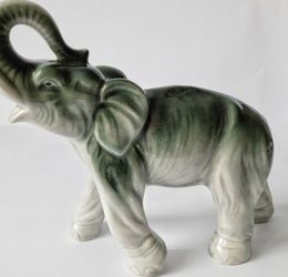 Фарфоровая статуэтка Слон
