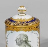 Крытая чаша из берлинского фарфора с портретом Фридриха Великого