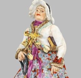Фарфоровая фигура женщины в традиционном пильзенском костюме