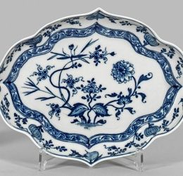 Фарфоровая сервировочная тарелка с рисунком "Синий лук"