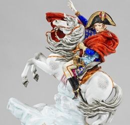 Большая верховая статуя "Езда Наполеона через Альпы"