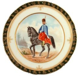 Ручная роспись на фарфоровой тарелке Кузнецова с изображением гусара на коне
