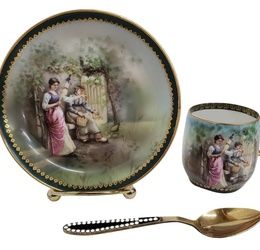 Антикварная чашка и блюдце, подписанные Кузнецовым, с фарфоровым декором и золотой десертной ложкой.