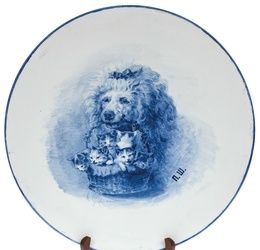 Фарфоровая тарелка "Пудель с кошками" с подписью автора