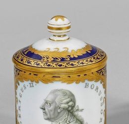 Крытая чаша из берлинского фарфора с портретом Фридриха Великого