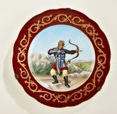 Тарелка с изображением стрелка от Императорской Кузнецовской фабрики фарфора