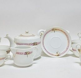 Фарфоровый чайный сервиз "М.С. Кузнецов" с золотым узором и розовым оттенком