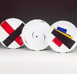 Три фарфоровых тарелки, одна оригинального дизайна художника Франциско Инфанте , две по дизайнам К. Малевича.