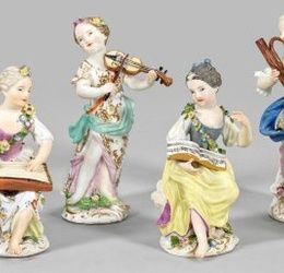 Коллекция из шести фарфоровых фигур "девичьего оркестра"