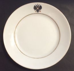Прекрасная белая глазурованная фарфоровая тарелка с маркой кузнецовской фабрики по фарфору