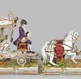Большая великолепная карета в стиле рококо с четырьмя лошадьми в упряжке.