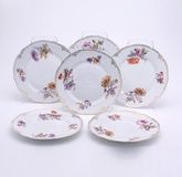 Набор из шести фарфоровых тарелок Кузнецова с уникальным ручным росписью и изысканными цветочными узорами.