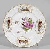 Настенная тарелка с изображением торговца и цветочным украшением