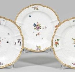 Коллекция из пяти фарфоровых тарелок с фруктовым и цветочным декором