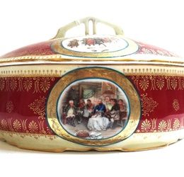 Фарфоровый суповой котелок с изображениями наполеоновских войн, фабрика Кузнецова, начало XX века.