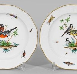 Пара декоративных тарелок с мотивом птицы