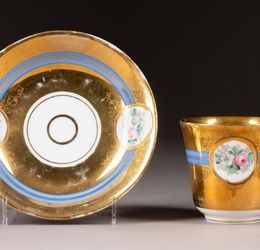 Фарфоровая чашка и блюдце с росписью цветами от Фарфоровой фабрики Кузнецова
