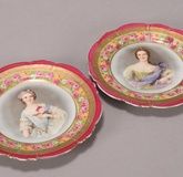 Декоративные тарелки с портретами дам и цветочными бордюрами.