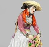Фарфоровая фигура крестьянской женщины в традиционном костюме Вирланде (Гамбург)