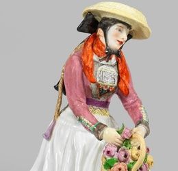 Фарфоровая фигура крестьянской женщины в традиционном костюме Вирланде (Гамбург)