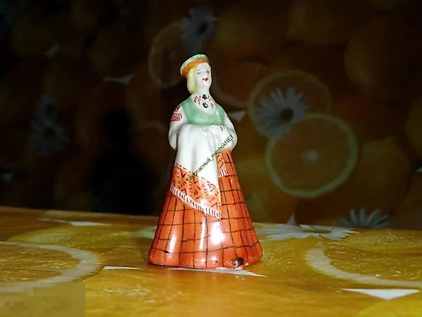 Народная девушка с полотенцем