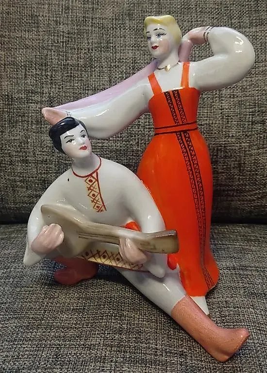 Russian pereplyas, dance with a balalaika