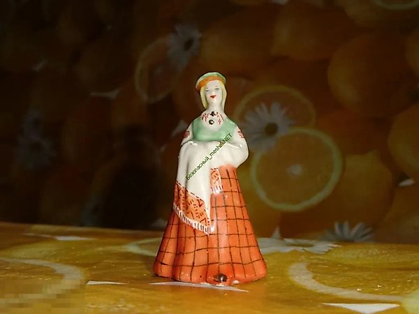 Народная девушка с полотенцем