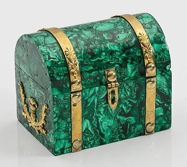 A small malachite chest with a round lid.