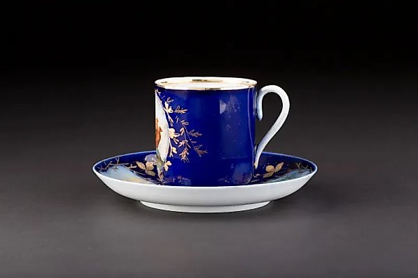 Cup with golden pheasant and brume