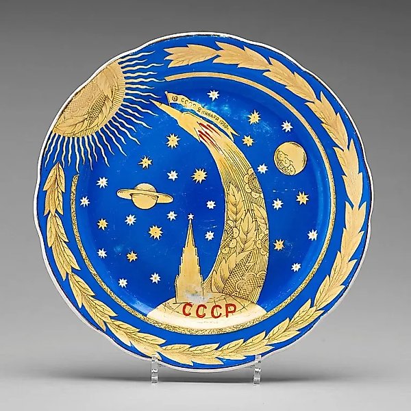 Russian commemorative plate "Luna 1" from the Dulevo Porcelain Factory, 1959. Painting...