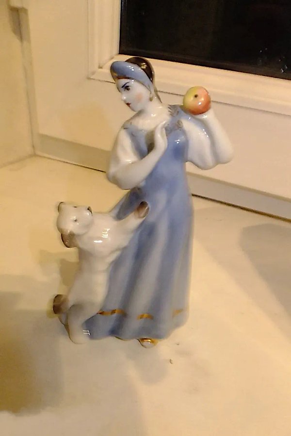 THE PRINCESS WITH AN APPLE