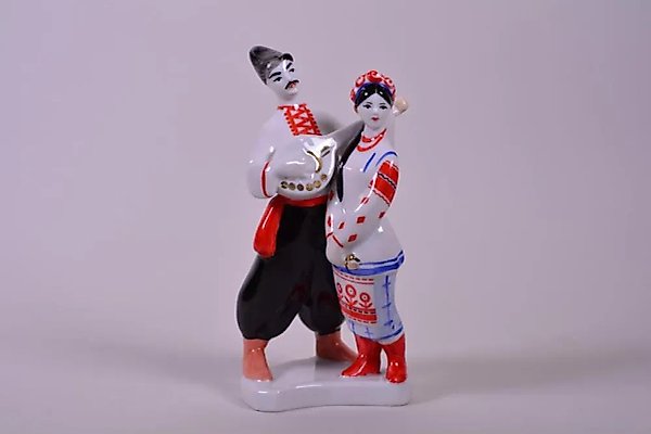 Фарфоровая статуэтка "Левко и Ганна"