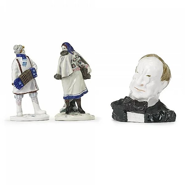 ДВЕ СОВЕТСКИЕ ФАРФОРОВЫЕ ФИГУРКИ ИГРОКА НА БАЯНЕ И ТАНЦОВЩИЦЫ, ЛЕНИНГРАДСКАЯ ФАРФОРОВАЯ ФАБРИКА ИМЕНИ ЛОМОНОСОВА