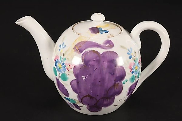 Teapot with large floral patterns, 1889-1917, height 13 cm