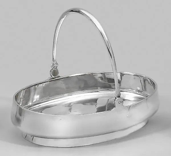 A stryichnaya bowl with an elegant handle.