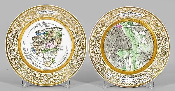 Несколько сувенирных тарелок с картографией.