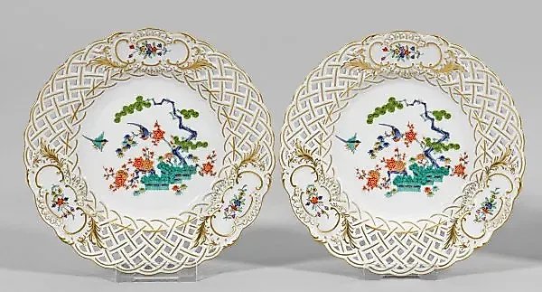 Two decorative round dishes with "Three Friends" Kakiemon-style decoration.