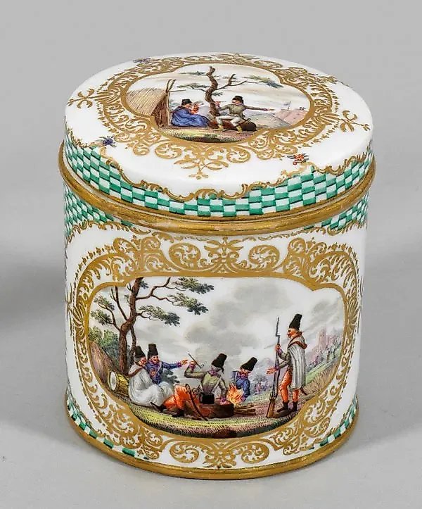 Фарфоровая шкатулка