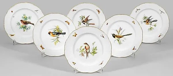 Six dinner plates with bird decoration.