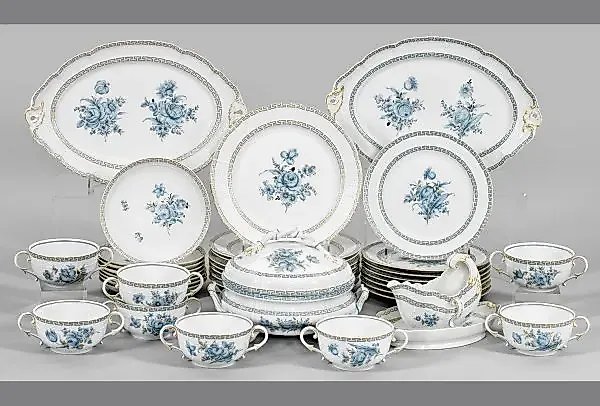 28-piece porcelain set