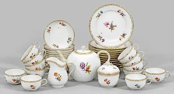 Tea set with floral decoration
